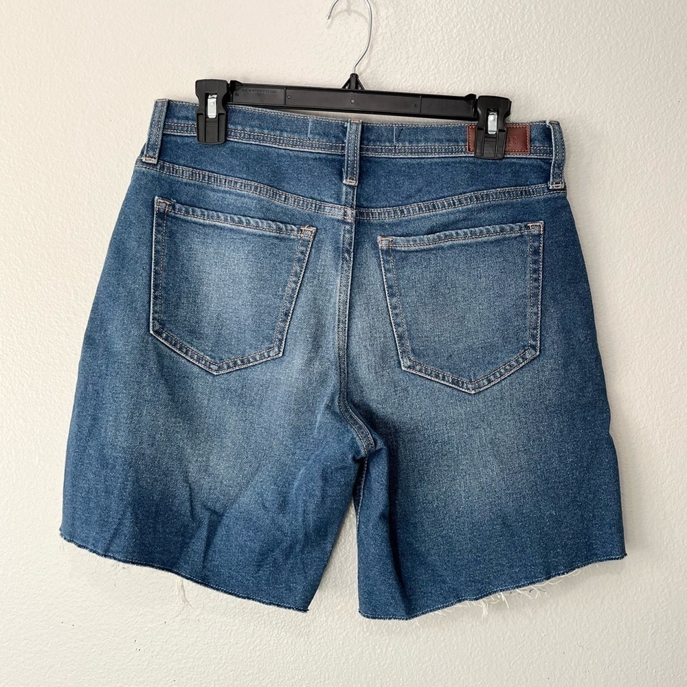 HOLLISTER- High Rise Relaxed Distressed Blue Denim Shorts Size 7 w28 - Picture 2 of 3